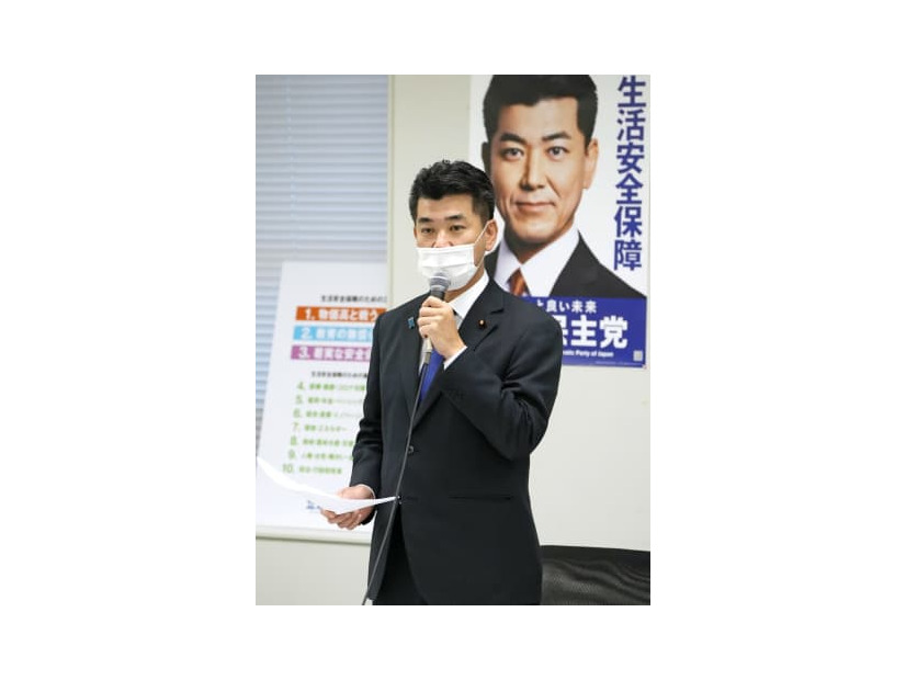 立憲民主党の会合であいさつする泉代表＝6日午後、国会