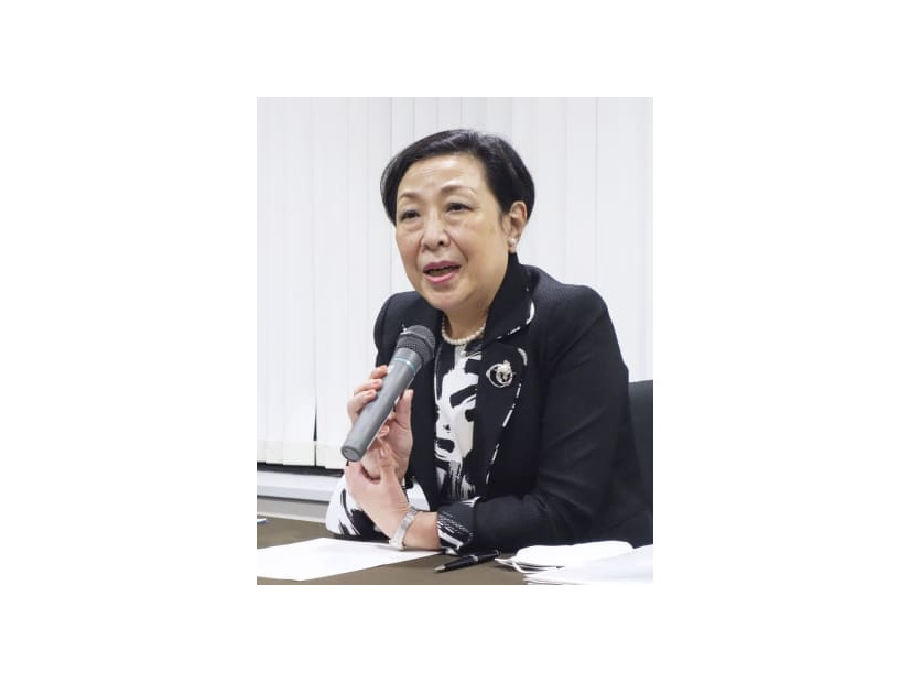 報道陣の取材に応じる東芝社外取締役の綿引万里子氏＝6日夜、東京都中央区
