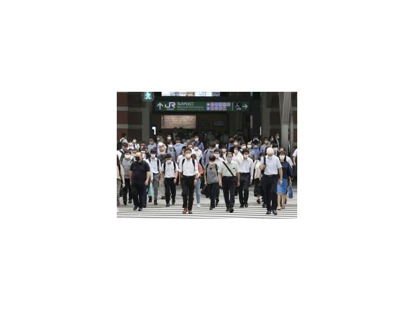 東京駅前をマスク姿で通勤する人たち