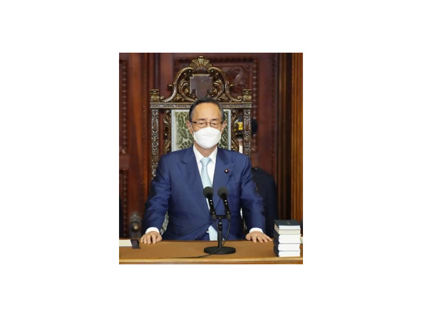 衆院本会議に臨む細田議長＝7日午後、国会