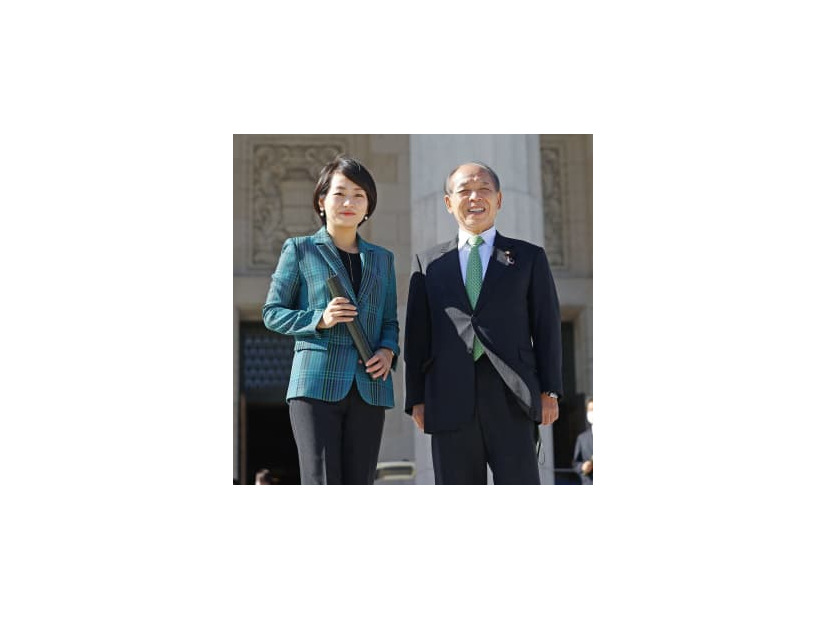参院議員の鈴木宗男氏（右）と自民党の鈴木貴子議員＝昨年11月