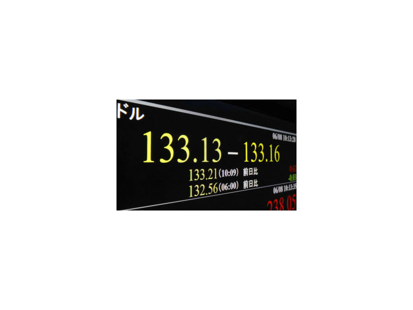 1ドル＝133円台を付けた円相場を示すモニター＝8日午前、東京・東新橋