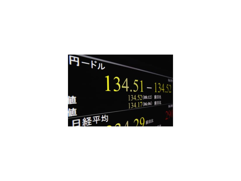 一時1ドル＝134円50銭近辺を付けた円相場を示すモニター＝9日午前、東京・東新橋