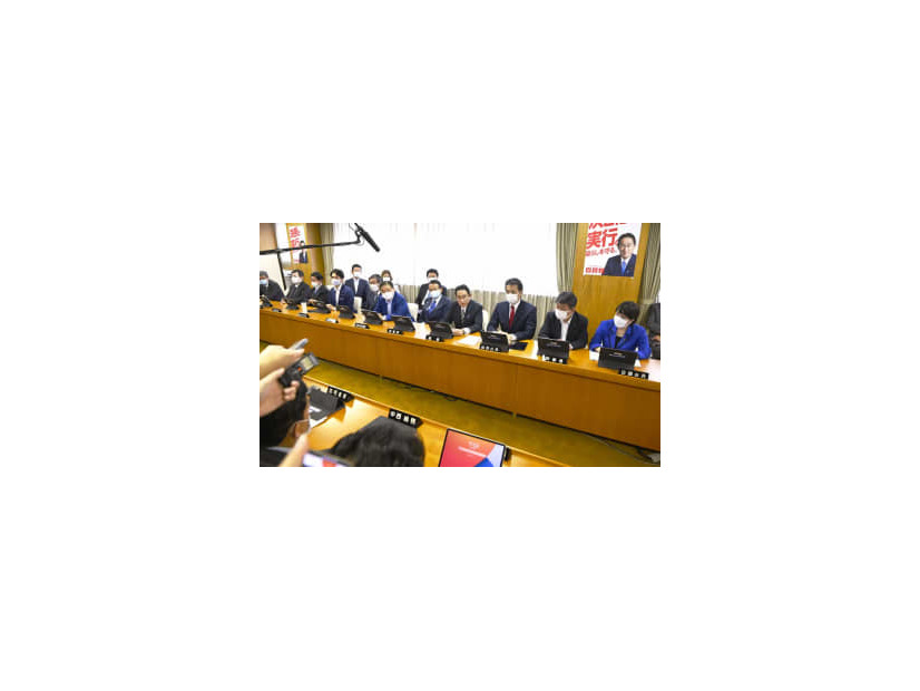 東京・永田町の党本部で開かれた自民党の臨時総務会。中央はあいさつする岸田首相＝9日午前