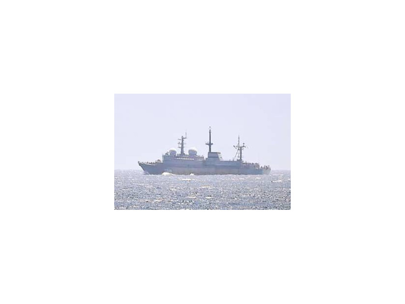 津軽海峡を通過したロシア海軍の情報収集艦＝9日（防衛省統合幕僚監部提供）