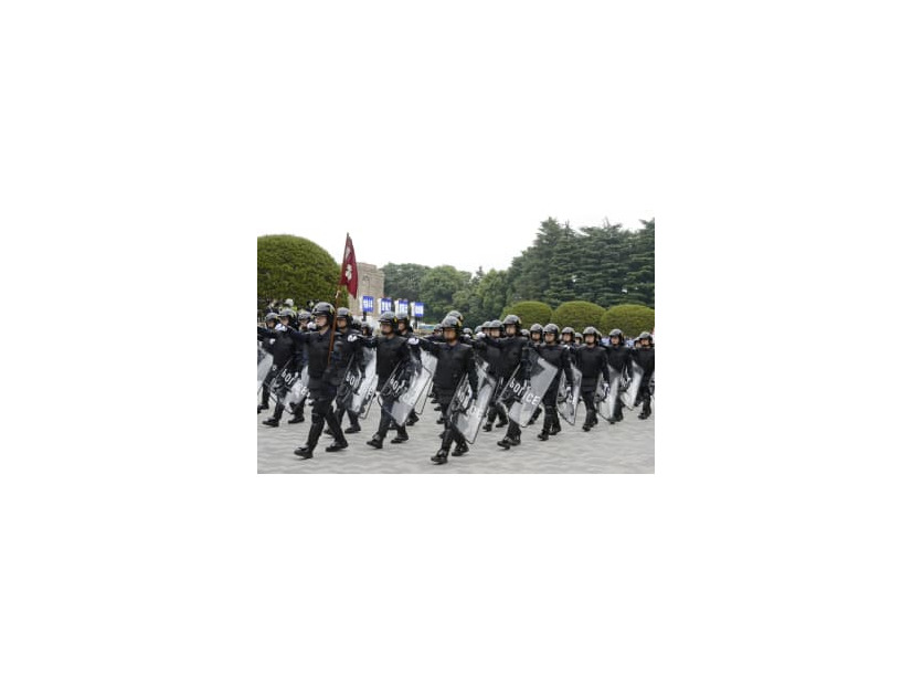 「部隊出動訓練」で行進する警視庁の機動隊員＝10日午前、東京都新宿区