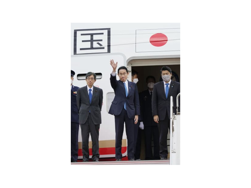 アジア安全保障会議に出席するため、シンガポールへ出発する岸田首相＝10日午前、羽田空港