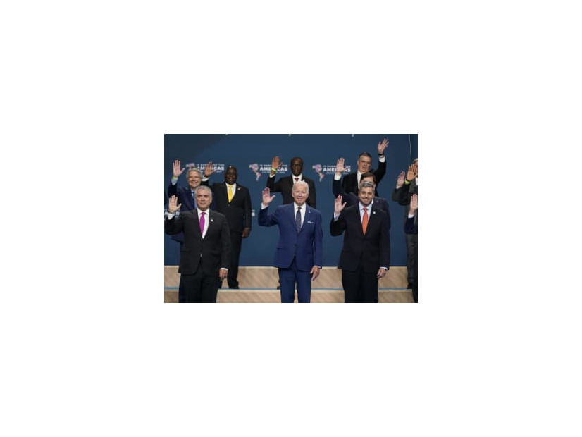 米州首脳会議の代表らと記念撮影するバイデン米大統領（中央）＝10日、ロサンゼルス（AP＝共同）