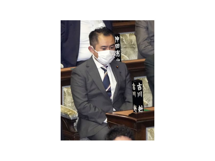 衆院本会議に臨む吉川赳議員＝9日