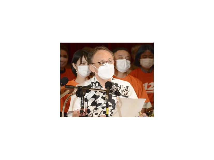 沖縄県知事選への立候補を正式に表明し、記者会見する玉城デニー知事＝11日午後、那覇市