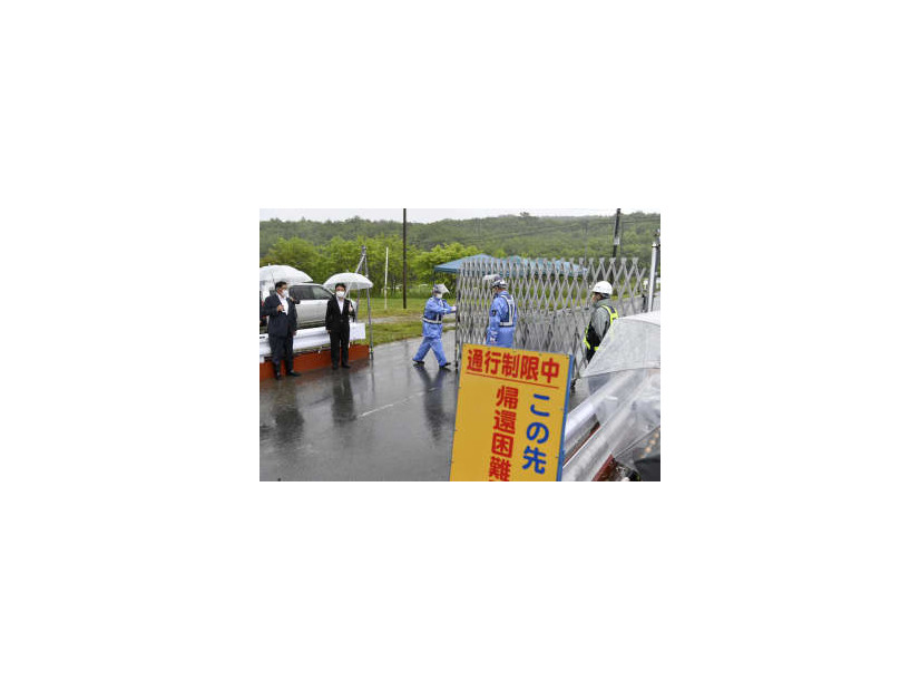 帰還困難区域の避難指示が解除され、ゲートが開放される福島県葛尾村野行地区の特定復興再生拠点区域＝12日午前8時