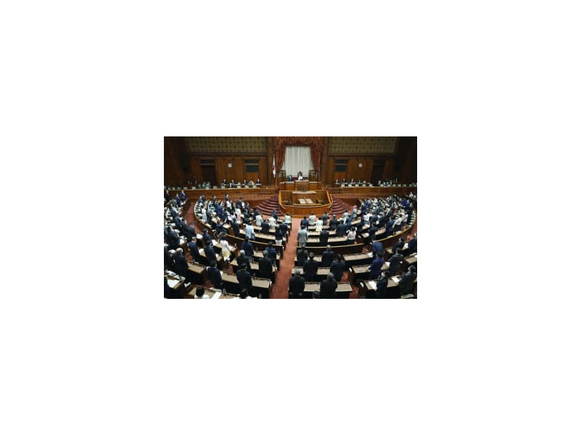 インターネット利用者情報の保護を強化する電気通信事業法の改正法が可決、成立した参院本会議＝13日午前