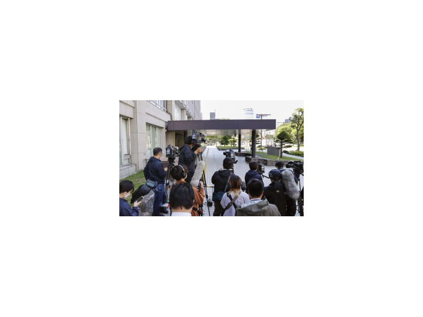 「聴聞」が実施される国交省北海道運輸局前に集まった報道陣＝14日午前、札幌市中央区