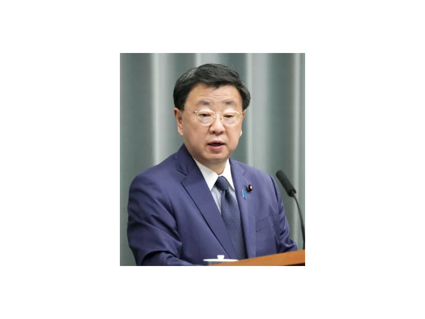 記者会見する松野官房長官＝15日午前、首相官邸