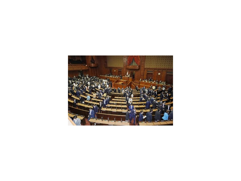 第208通常国会が閉幕し、衆院本会議場を後にする議員＝15日午後