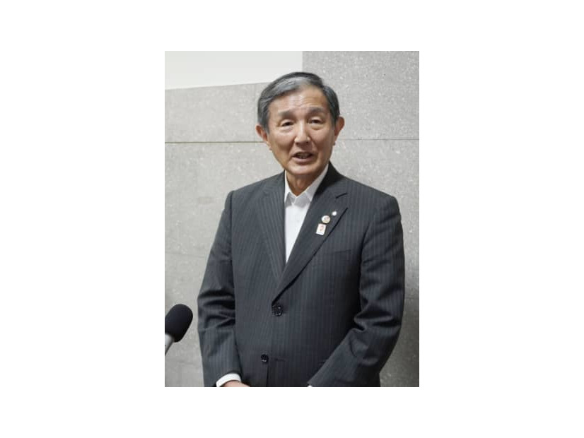 12月の任期満了に伴う知事選への不出馬を表明し、記者団の取材に応じる仁坂吉伸知事＝15日午後、和歌山市