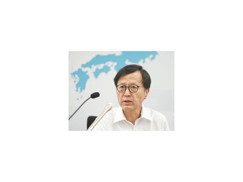 記者会見する衆院選挙区画定審議会の川人貞史会長＝16日午後、総務省