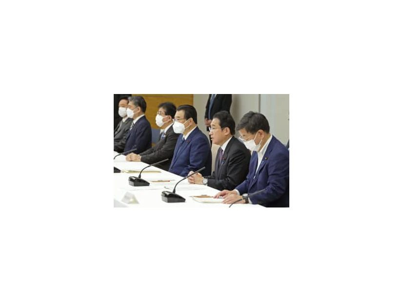 新型コロナウイルス感染症対策本部の会合であいさつする岸田首相（右から2人目）＝17日午前、首相官邸