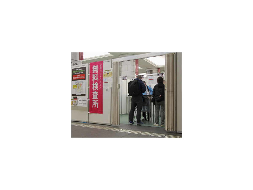 帰省前にJR東京駅の無料検査会場を訪れ、検査を受ける人＝4月28日午後