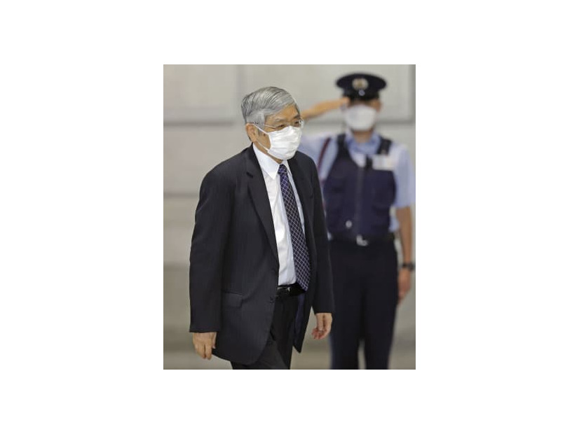 金融政策決定会合に出席するため、日銀本店に入る黒田総裁＝17日午前