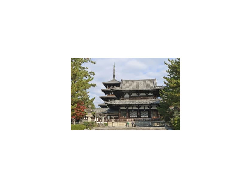 法隆寺の中門（手前）と五重塔＝奈良県斑鳩町