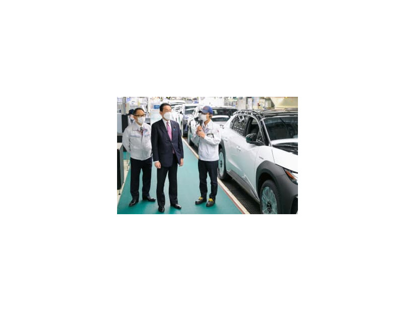 トヨタ自動車の工場を視察する岸田首相（中央）。左は豊田章男社長＝17日午後、愛知県豊田市（代表撮影）