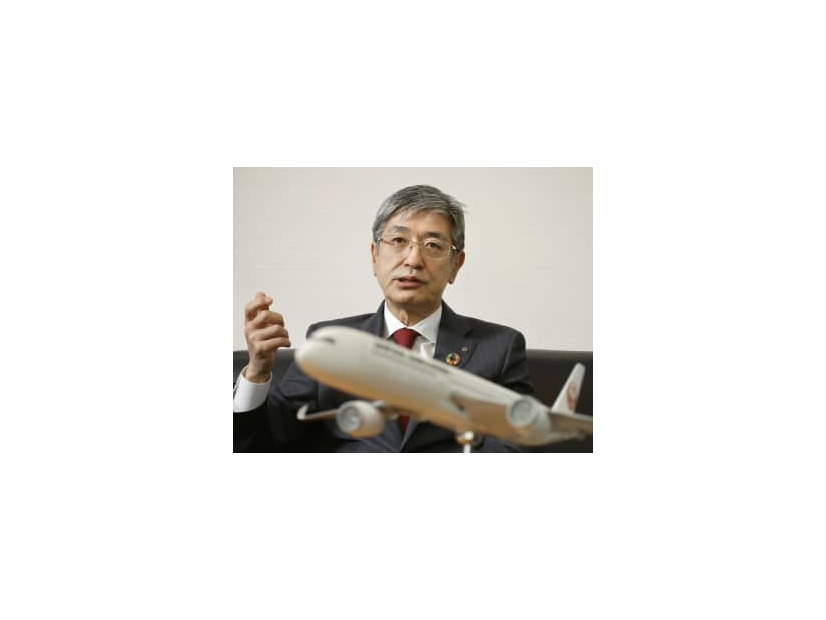 インタビューに答える日本航空の赤坂祐二社長