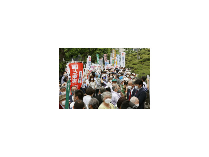 東京電力福島第1原発事故で避難した住民らが国に損害賠償を求めた集団訴訟の上告審判決で、最高裁前に詰めかけた原告側の支援者ら＝17日午後、東京都千代田区