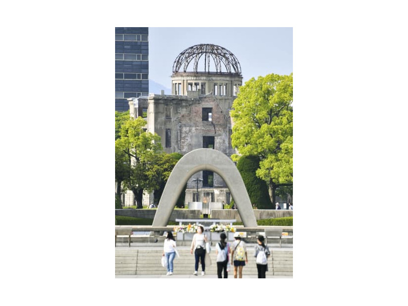 広島市の平和記念公園にある原爆慰霊碑。後方は原爆ドーム＝5月