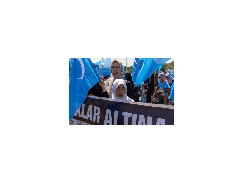 トルコ・イスタンブールの中国総領事館の近くで抗議活動をするウイグル族の女性ら＝5月26日（ロイター＝共同）