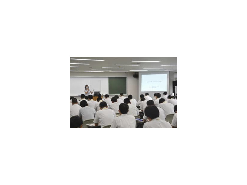 警察庁が全国の警察から担当者を集めて行った経済安全保障の研修＝20日午前、東京都府中市の警察大学校