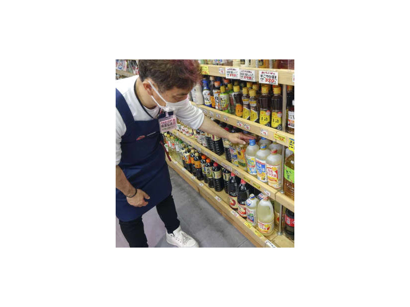 スーパー「アキダイ」の店頭に並ぶ食用油など＝20日午前、東京都練馬区