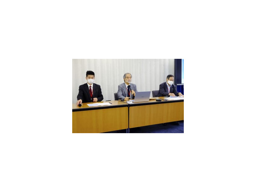 記者会見する理化学研究所労働組合などのグループ＝20日午後、厚労省