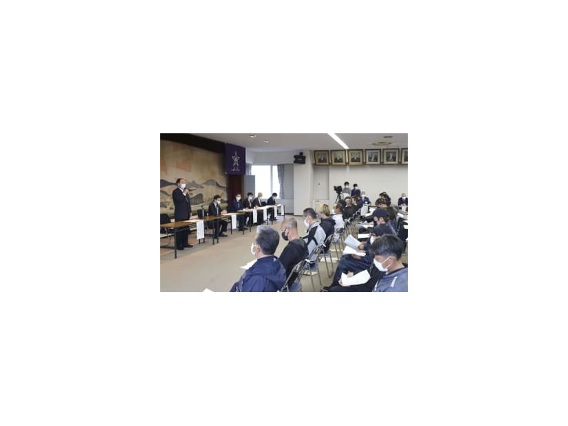 北方領土・歯舞群島の貝殻島周辺でのコンブ漁を前に、漁師らが参加して開かれた会合＝20日午後、北海道根室市