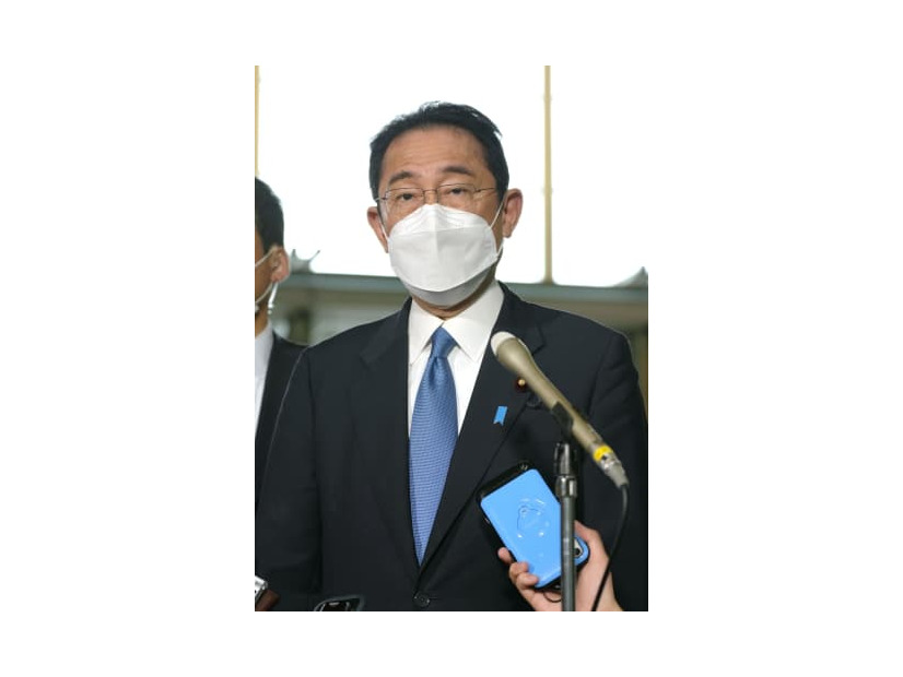 取材に応じる岸田首相＝20日午後、首相官邸