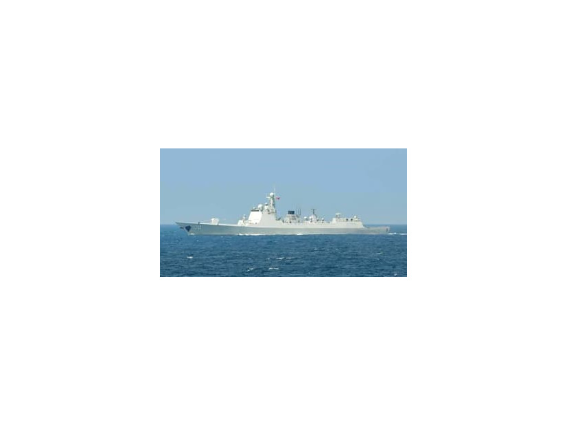 太平洋側を南下した中国海軍のミサイル駆逐艦＝20日（防衛省統合幕僚監部提供）