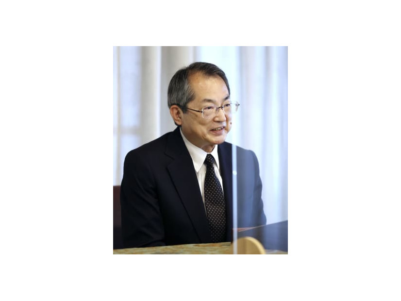 記者会見する大谷直人最高裁長官＝21日午後、最高裁（代表撮影）