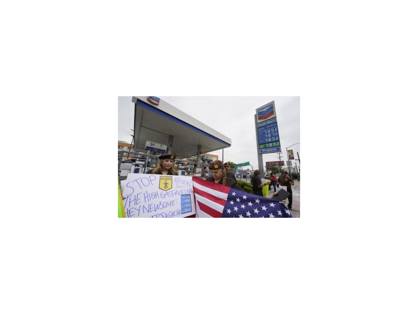 ガソリンスタンドの前でガソリン価格高騰に抗議する人々＝4日、米ロサンゼルス（AP＝共同）