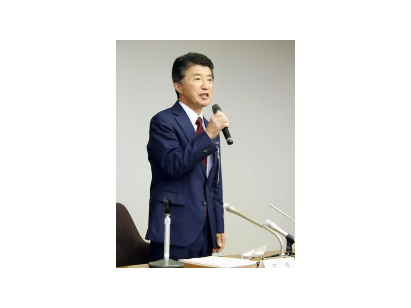 記者会見する東京都あきる野市の村木英幸市長＝23日午後、同市役所