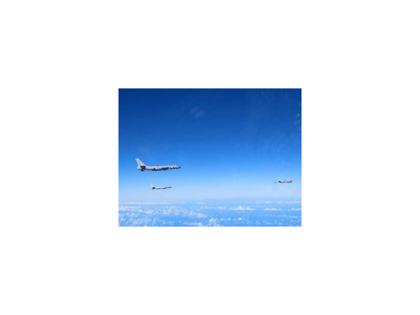 沖縄を通過した中国軍のH6爆撃機3機＝23日（防衛省統合幕僚監部提供）
