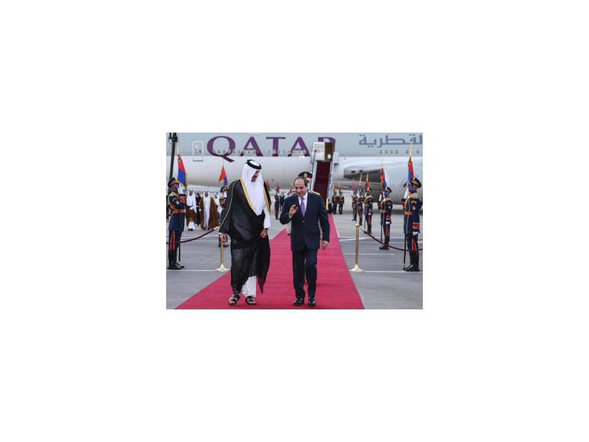 エジプト訪問でシシ大統領（右）に空港で出迎えられるカタールのタミム首長＝24日、カイロ（エジプト大統領府提供・AP＝共同）