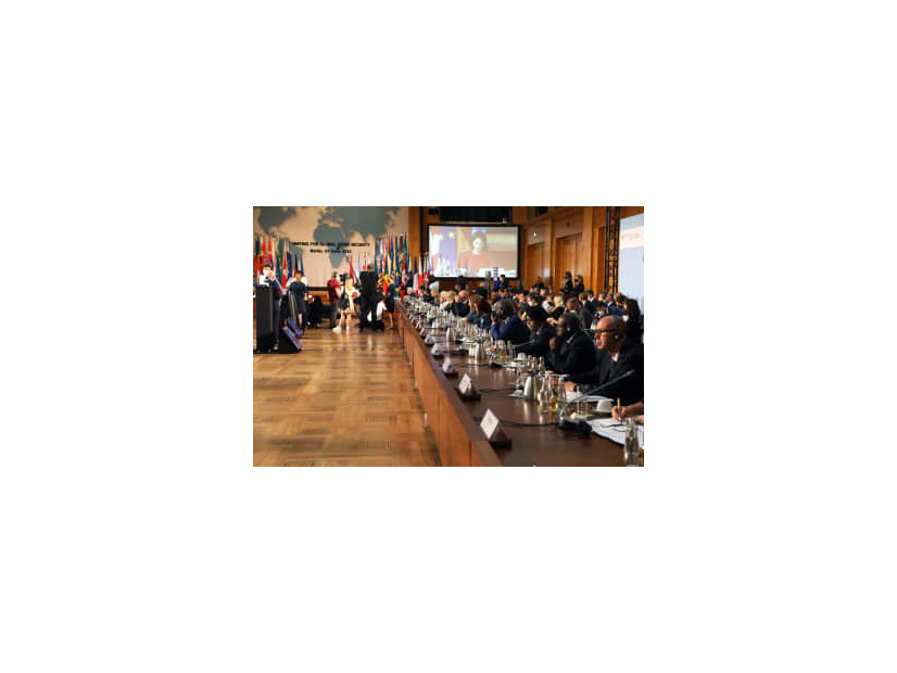 24日、ドイツ・ベルリンで開かれた食料安全保障に関する閣僚会合に出席した代表ら（ゲッティ＝共同）