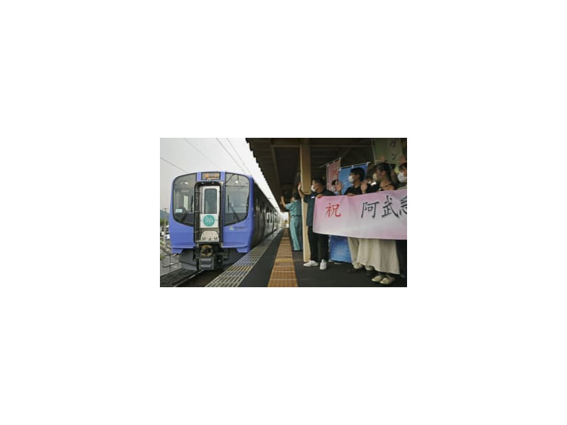 阿武隈急行が全線再開され、福島学院前駅で車両を出迎える学生ら＝27日午前、福島市