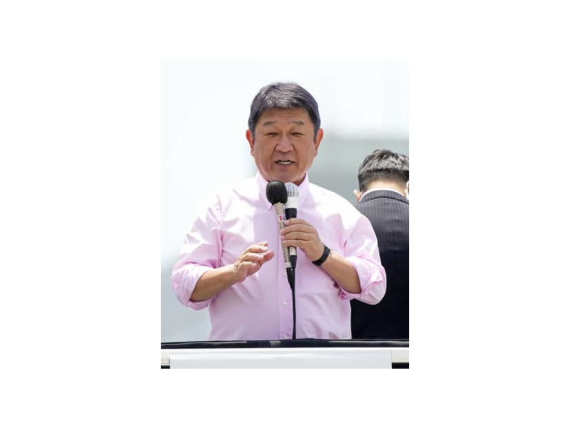 街頭演説で集まった人たちに支持を訴える自民党の茂木幹事長＝27日午前、水戸市