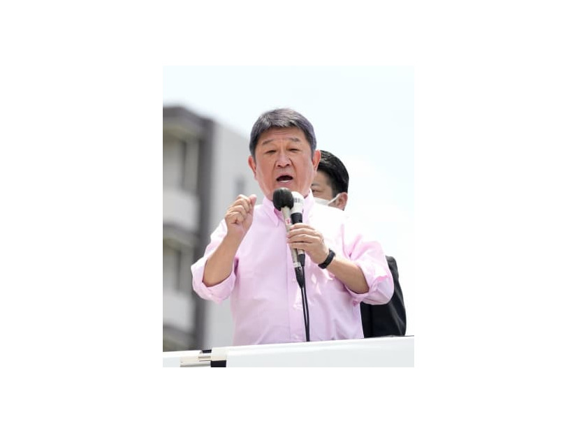 27日、水戸市での街頭演説で支持を訴える自民党の茂木幹事長