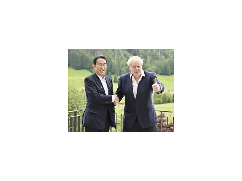 会談で握手する岸田首相（左）とジョンソン英首相＝28日、ドイツ南部エルマウ（代表撮影・共同）