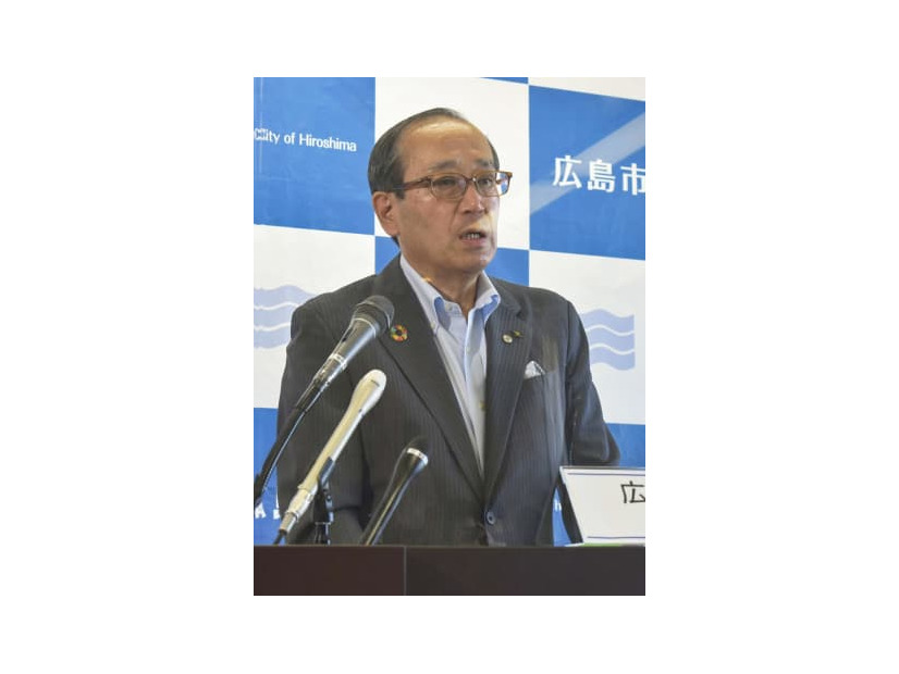 記者会見する広島市の松井一実市長＝29日午後、広島市役所