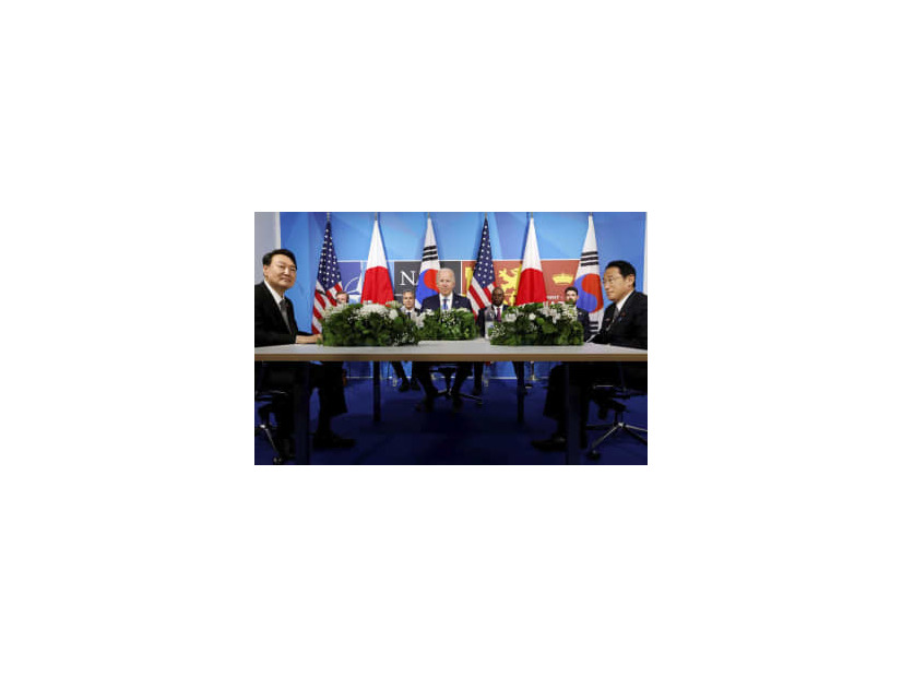 日米韓首脳会談に臨む（右から）岸田首相、バイデン米大統領、尹錫悦韓国大統領＝29日、スペイン・マドリード（ロイター＝共同）