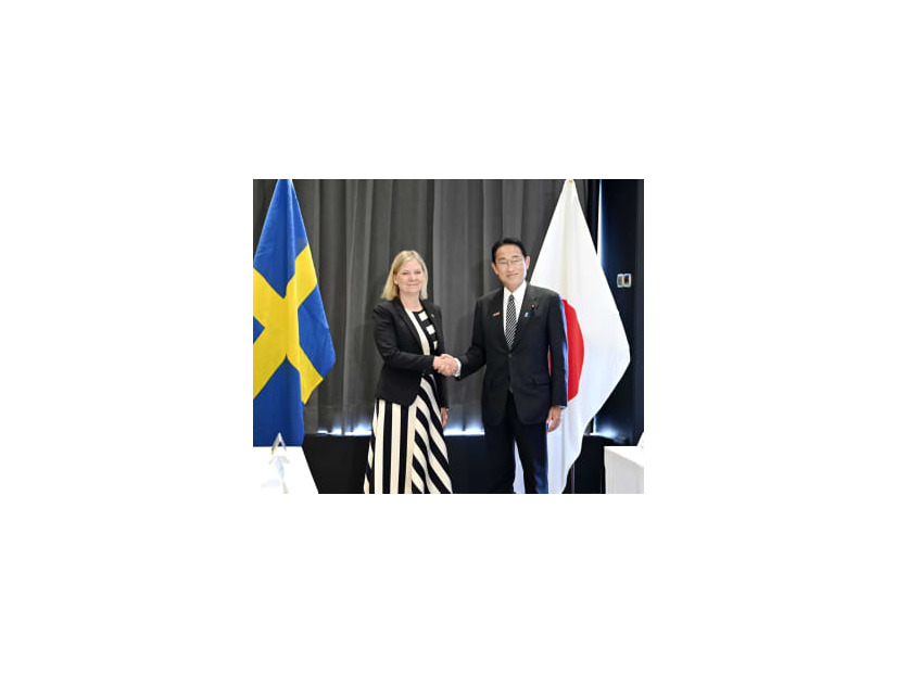 スウェーデンのアンデション首相（左）と握手する岸田首相＝29日、スペイン・マドリード（代表撮影・共同）