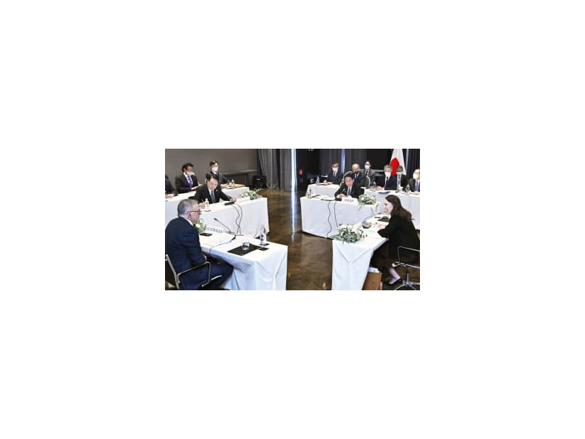 日韓豪NZ首脳会談に臨む（右奥から時計回りに）岸田首相、ニュージーランドのアーダン首相、オーストラリアのアルバニージー首相、韓国の尹錫悦大統領＝29日、スペイン・マドリード（代表撮影・共同）